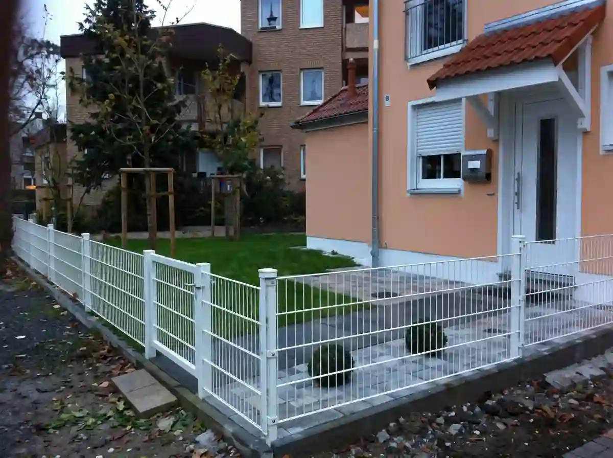 Originalfoto eines montierten Gartenzauns